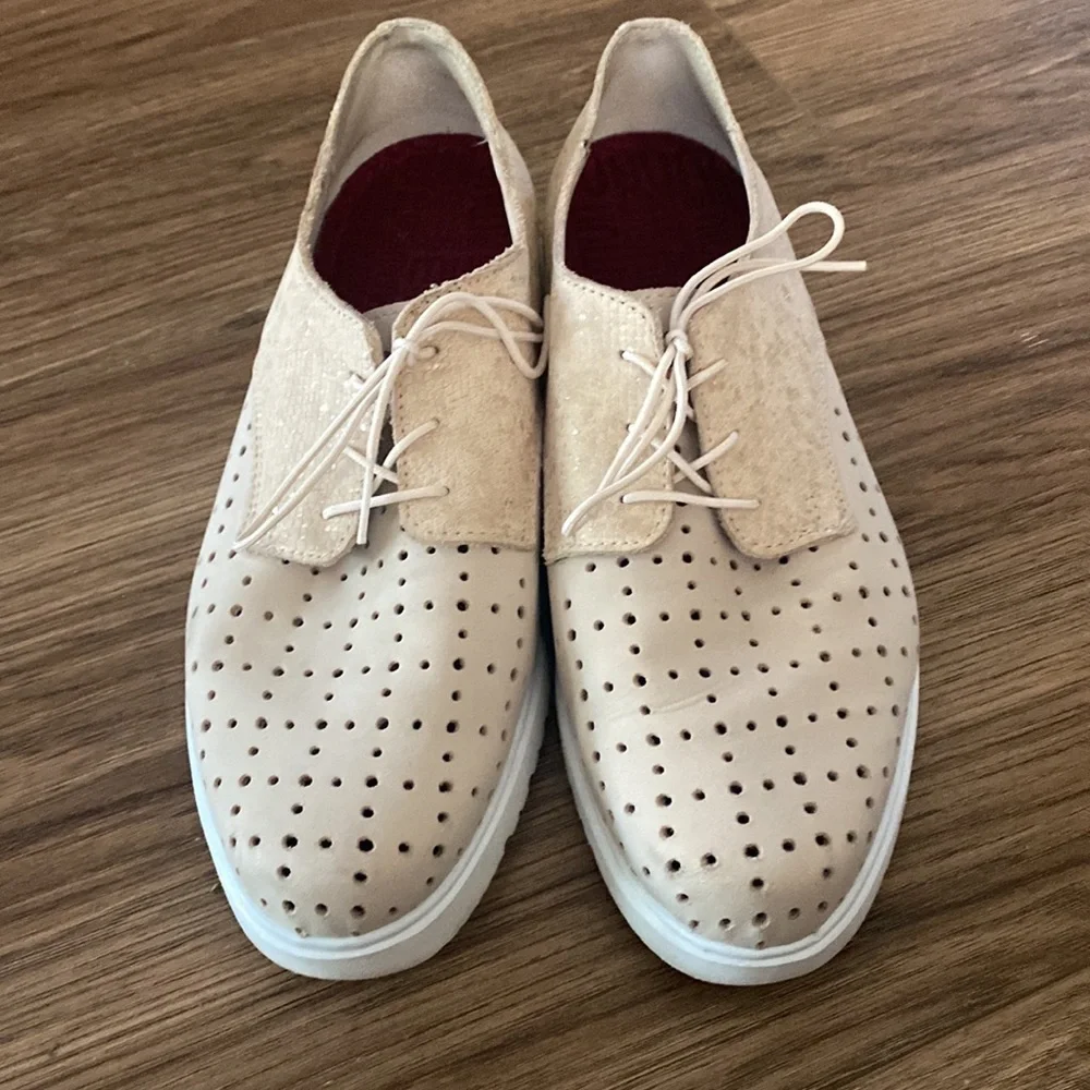 Munro Durell Beige Nubuck Perforated Oxford Shoes Size 8 W academia preppy comfy